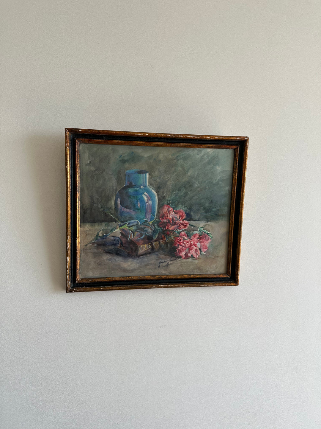 Peinture fleurs roses sur fond bleu cadre en bois bleu et or