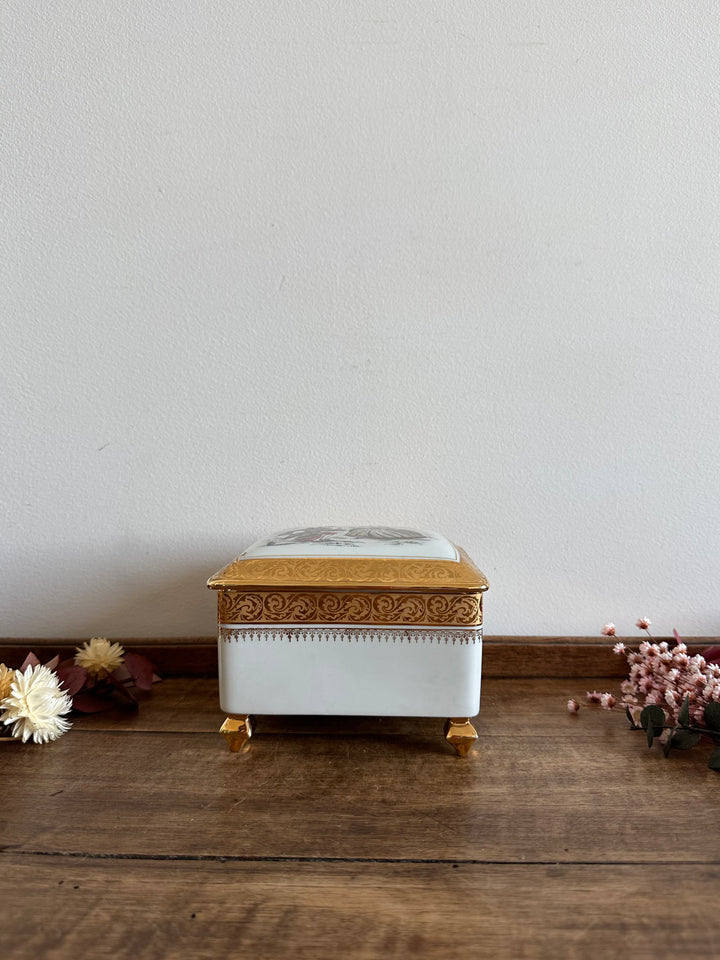 Boite en porcelaine Limoges sur pieds carrés motifs scène d'époque