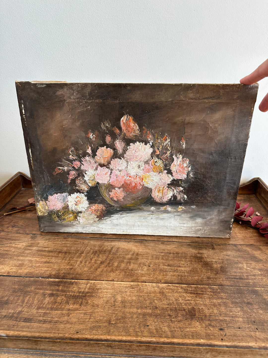 Peinture à l'huile sur toile signée, fond sombre fleurs roses