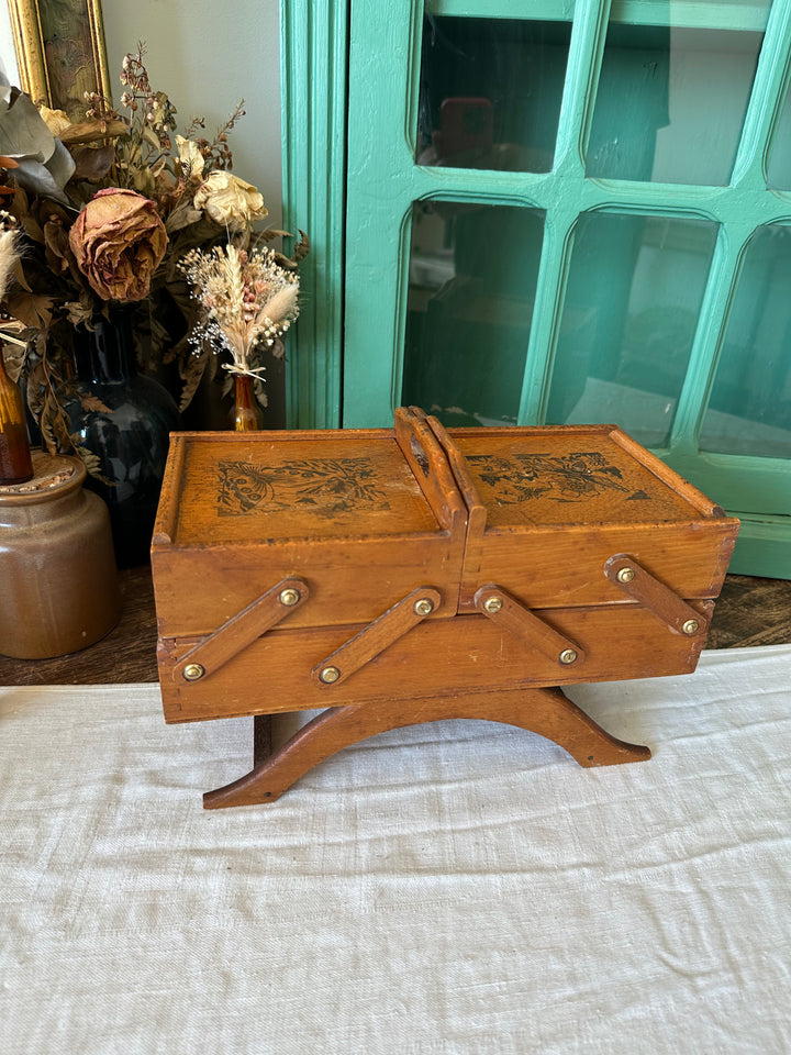 Travailleuse de table en bois avec gravures décoratives