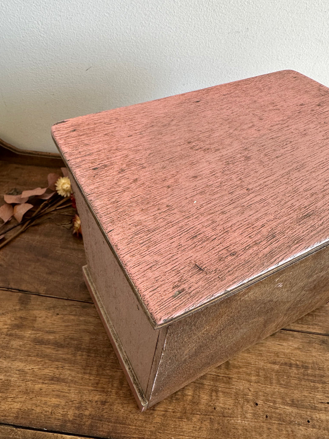 Coffre en bois artisanal peint en rose décoré de fleurs blanches