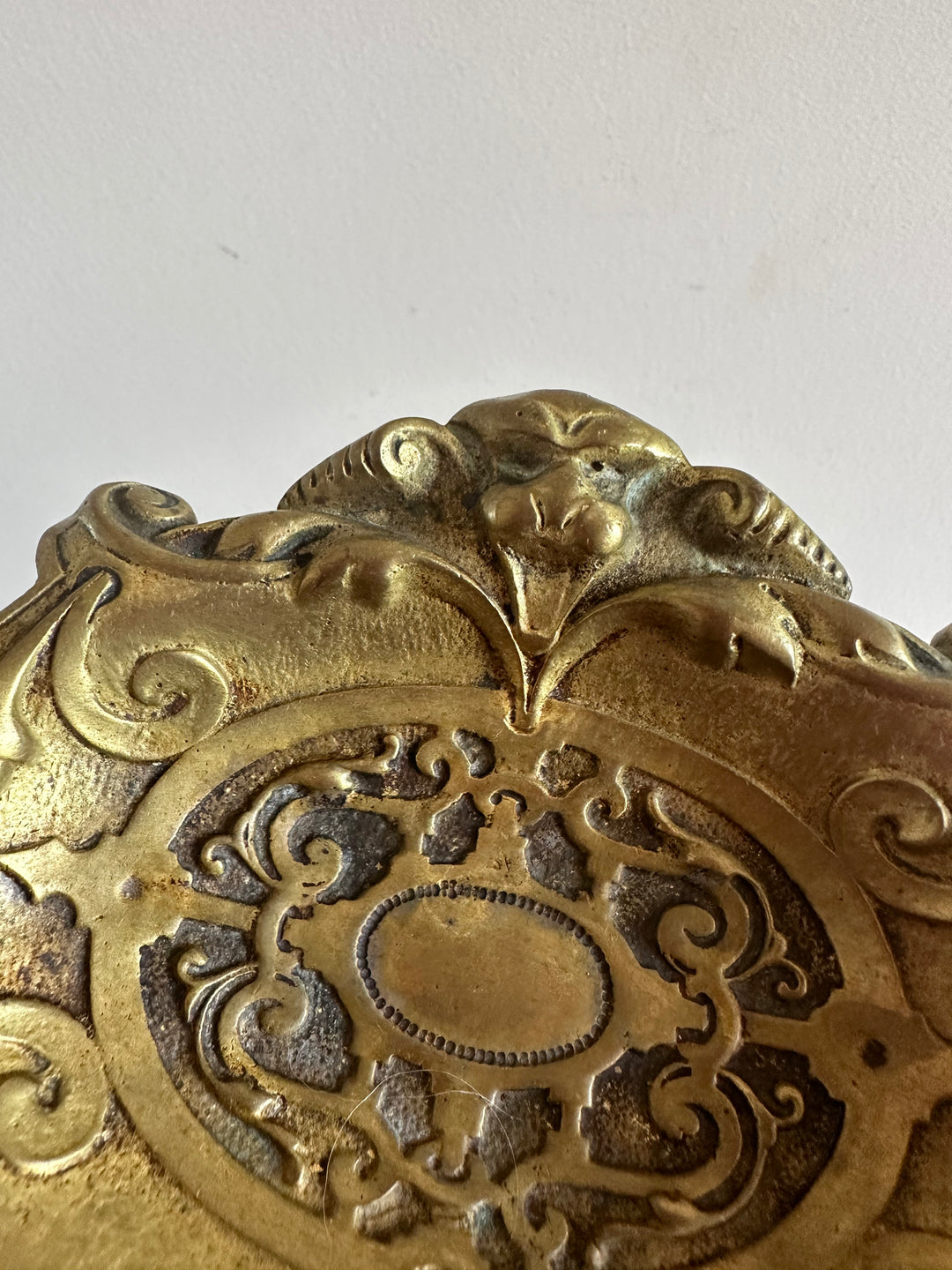 Vide poche sur pied en bronze ornement gothiques