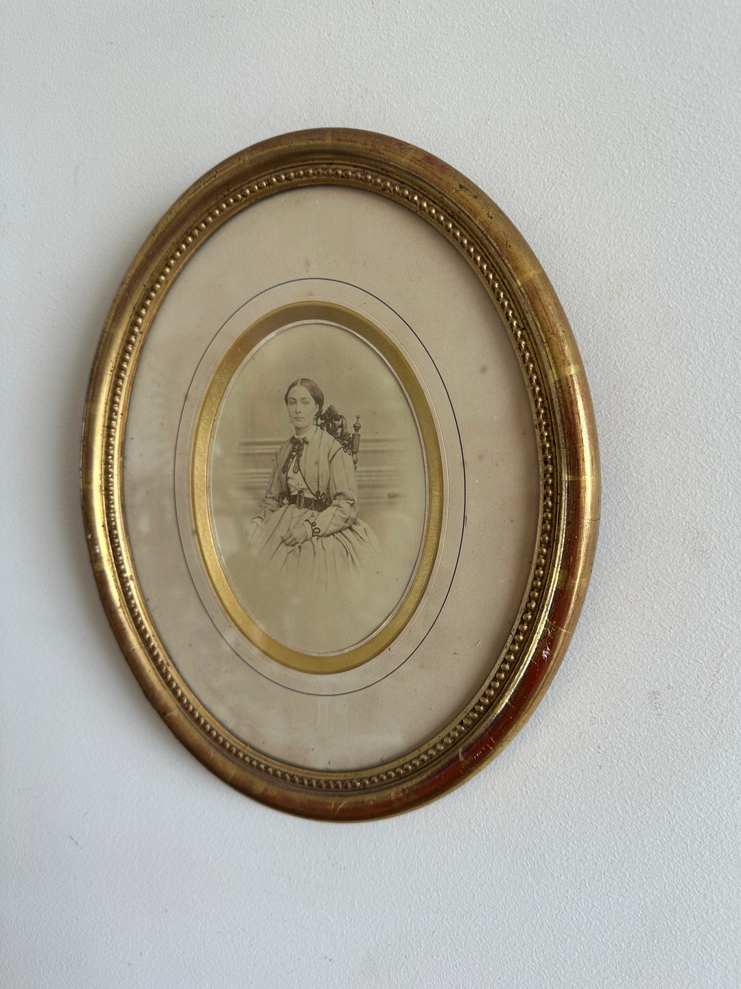 Portrait jeune femme assise dans son cadre doré à la feuille d'or.