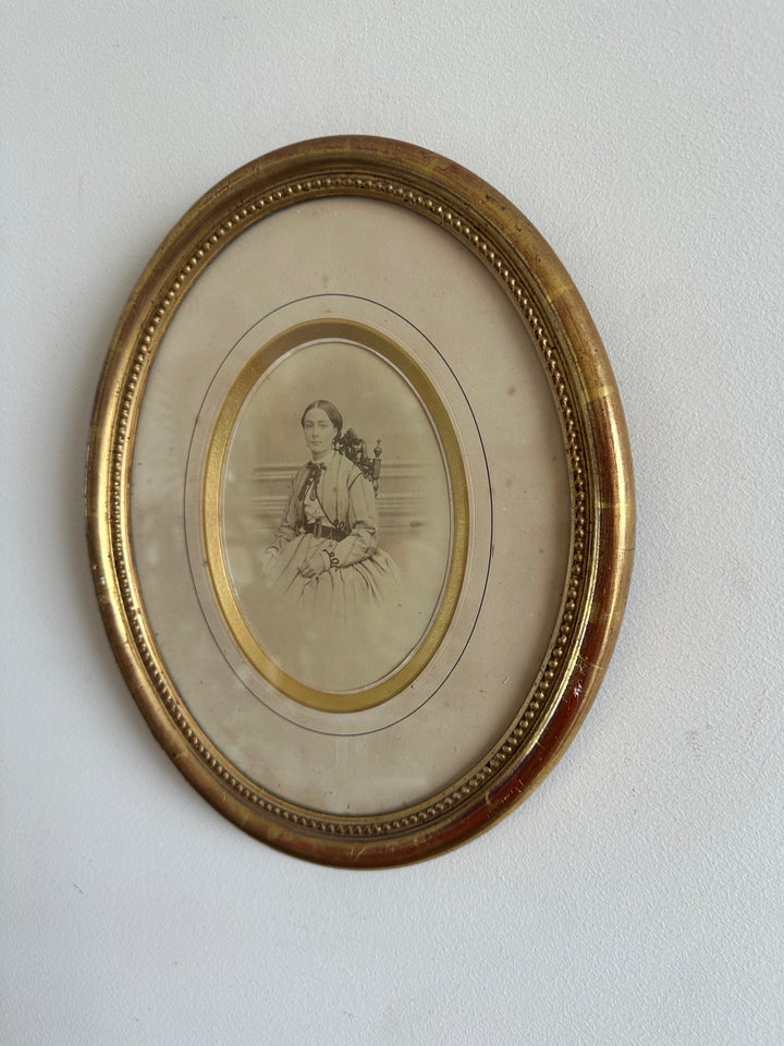 Portrait jeune femme assise dans son cadre doré à la feuille d'or.