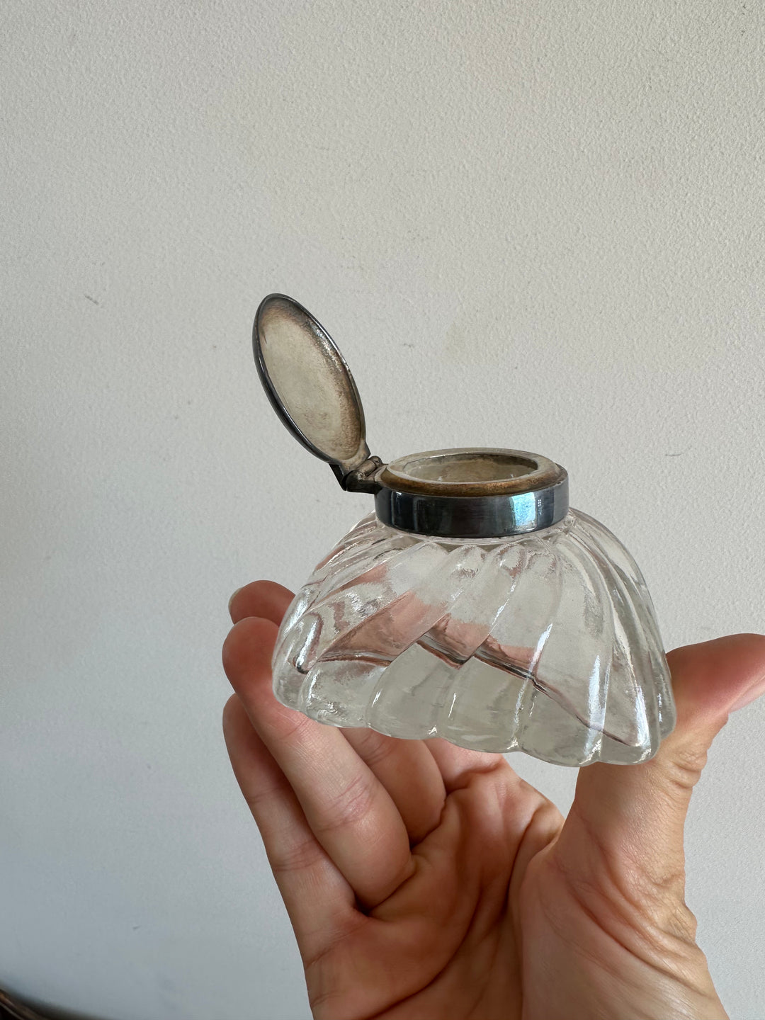 Encrier en verre moulé bouchon argenté