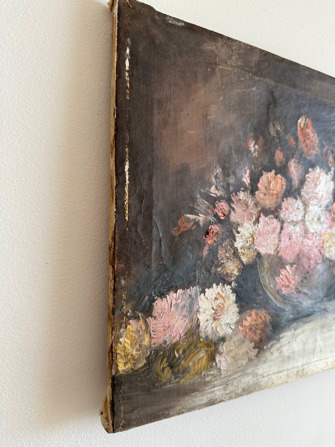 Peinture à l'huile sur toile signée, fond sombre fleurs roses