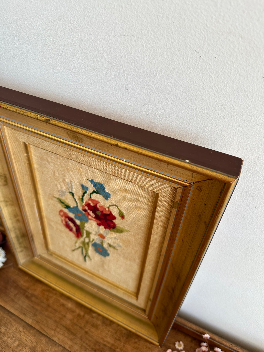 Broderie fleurs roses et bleues dans cadre doré début XX ème