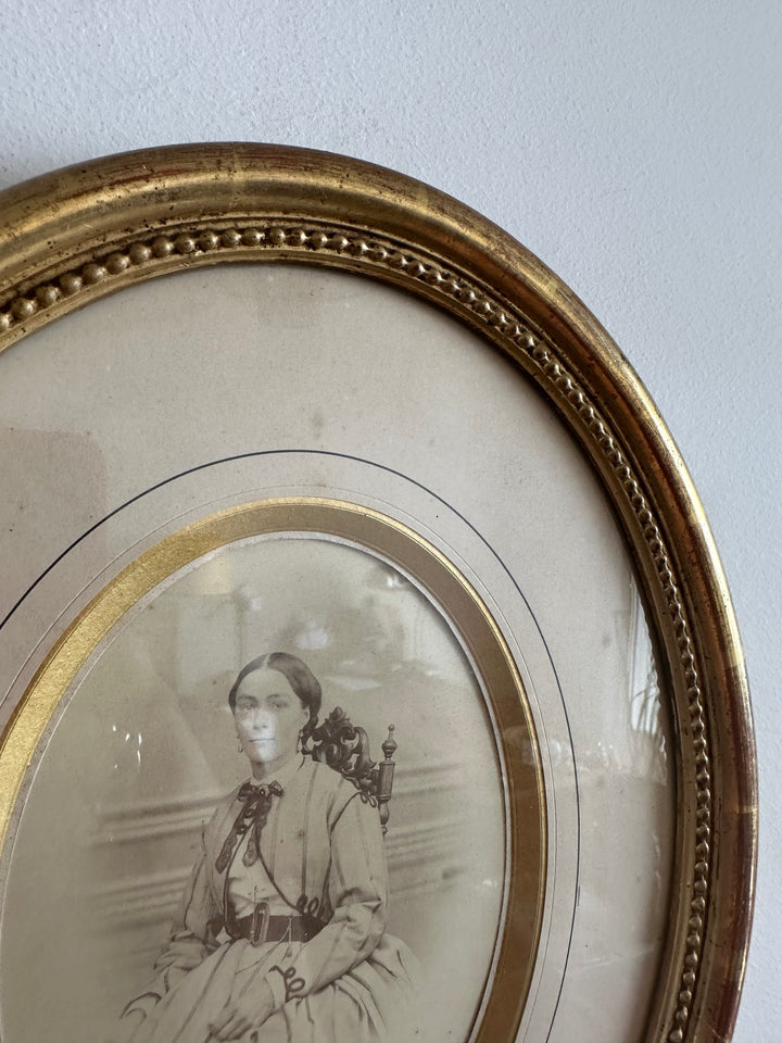 Portrait jeune femme assise dans son cadre doré à la feuille d'or.
