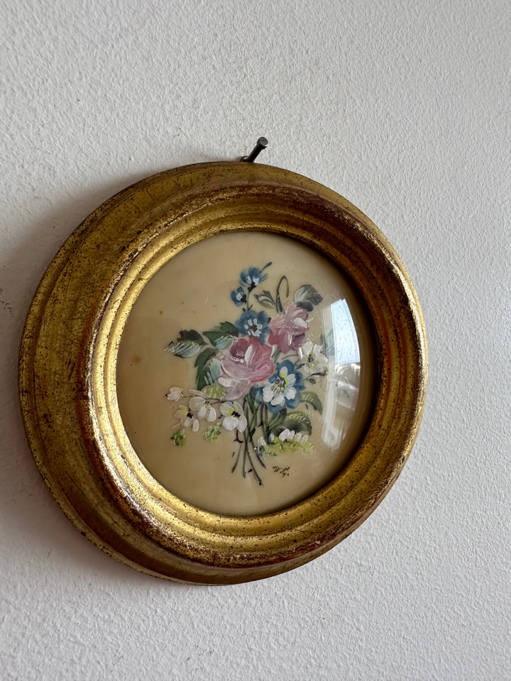 Peinture signée sur porcelaine émaillée dans son cadre doré à la feuille en bois