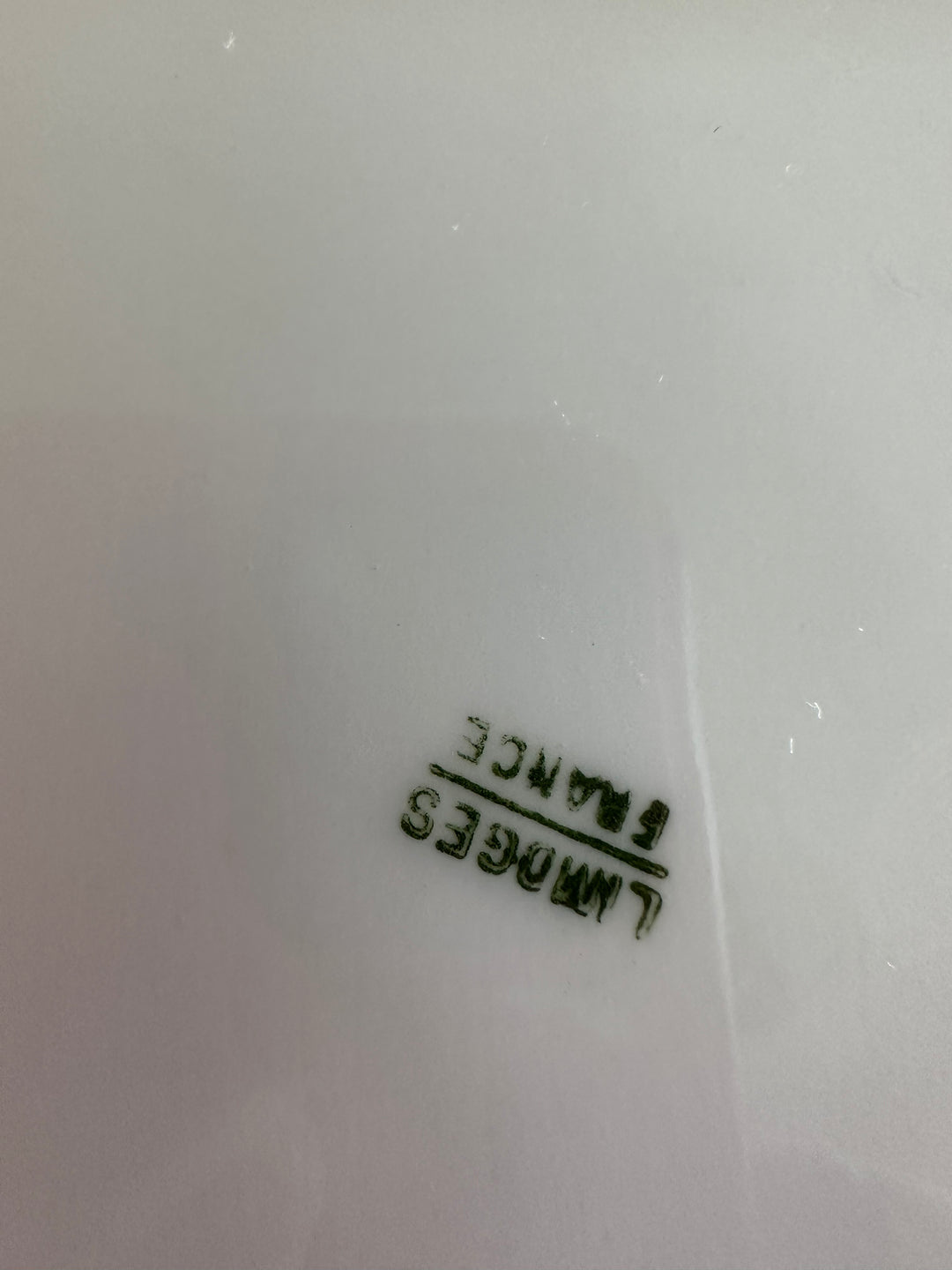 Boite en porcelaine Limoges sur pieds carrés motifs scène d'époque