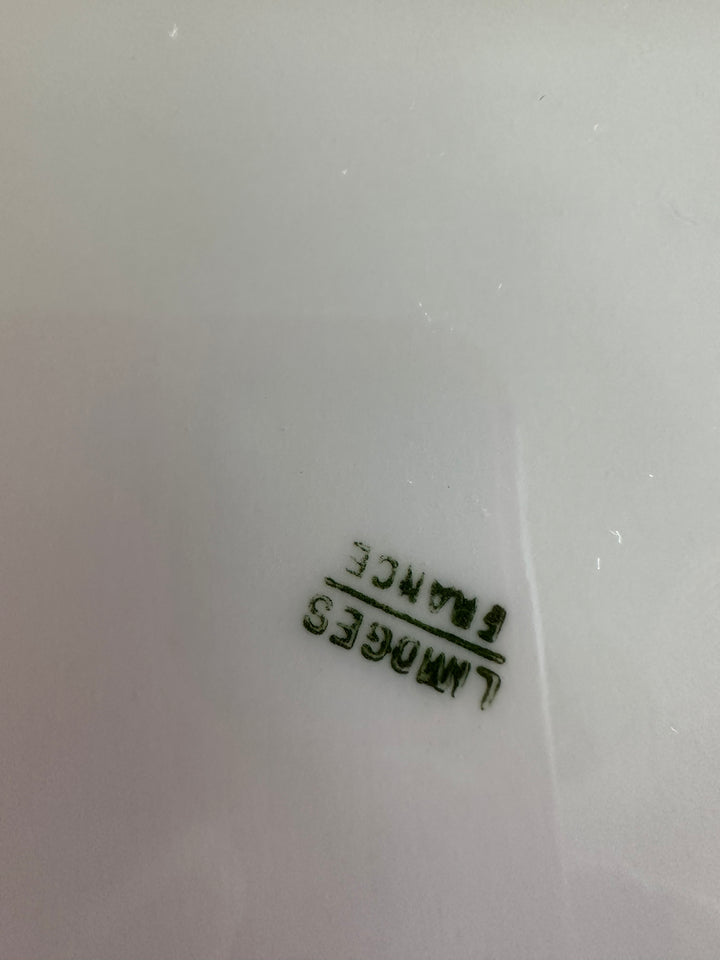 Boite en porcelaine Limoges sur pieds carrés motifs scène d'époque