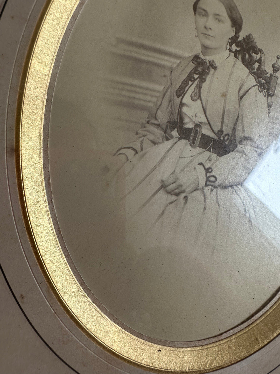 Portrait jeune femme assise dans son cadre doré à la feuille d'or.