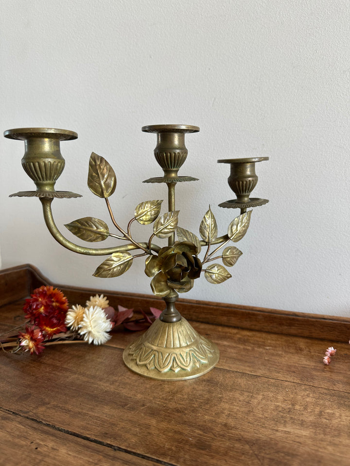 Chandelier à trois branches orné de roses sculptées
