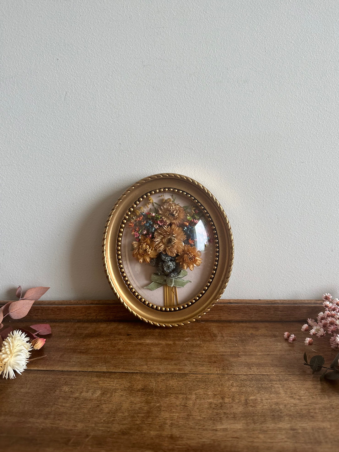 Bouquet de fleurs séchées encadré sous verre bombé