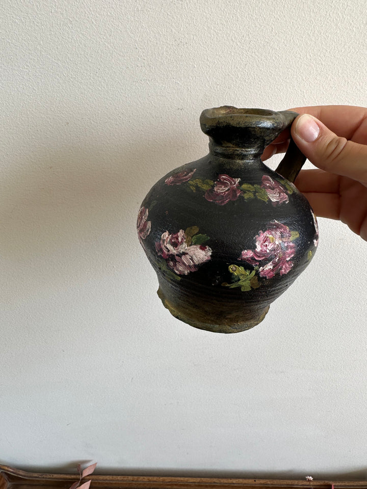 Pichet en terre cuite peint à la main