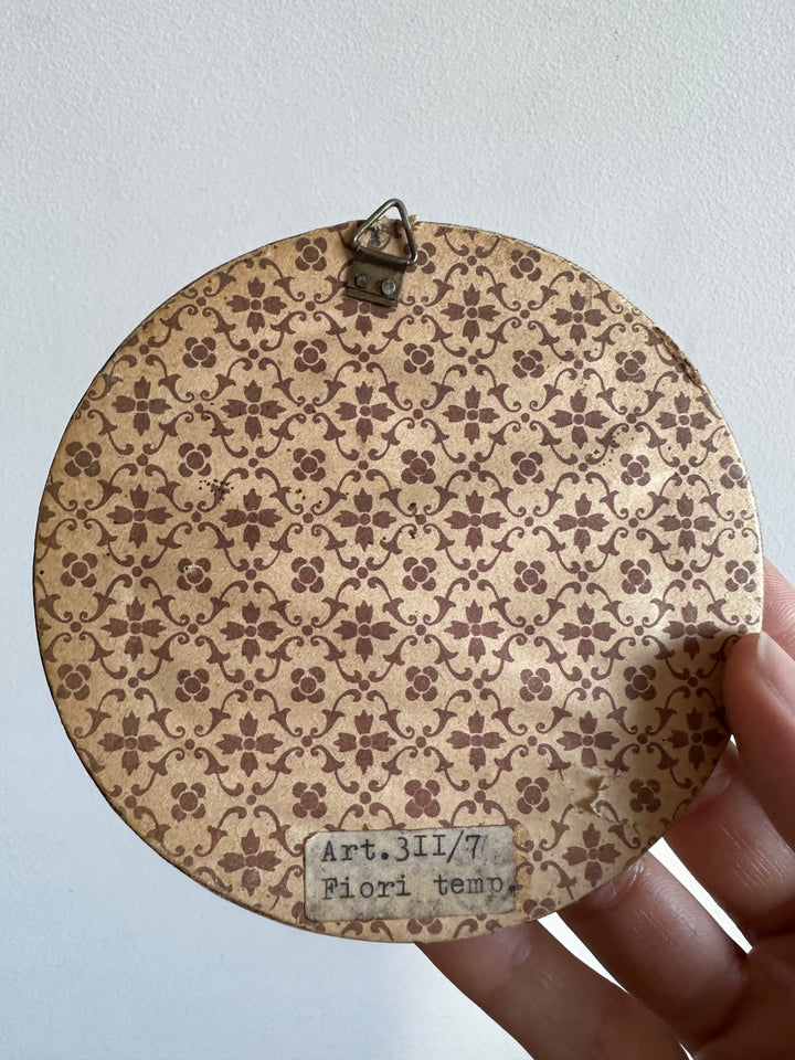 Peinture signée sur porcelaine émaillée dans son cadre doré à la feuille en bois