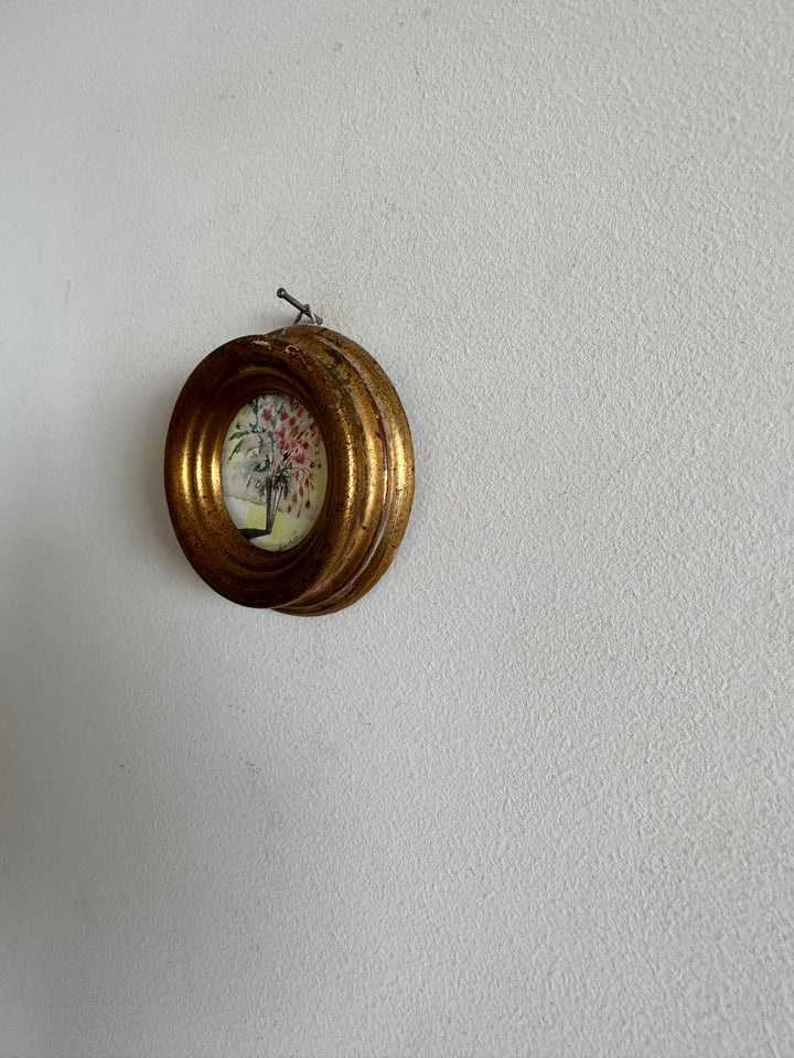 Peinture signée dans cadre en bois doré à la feuille taille XS