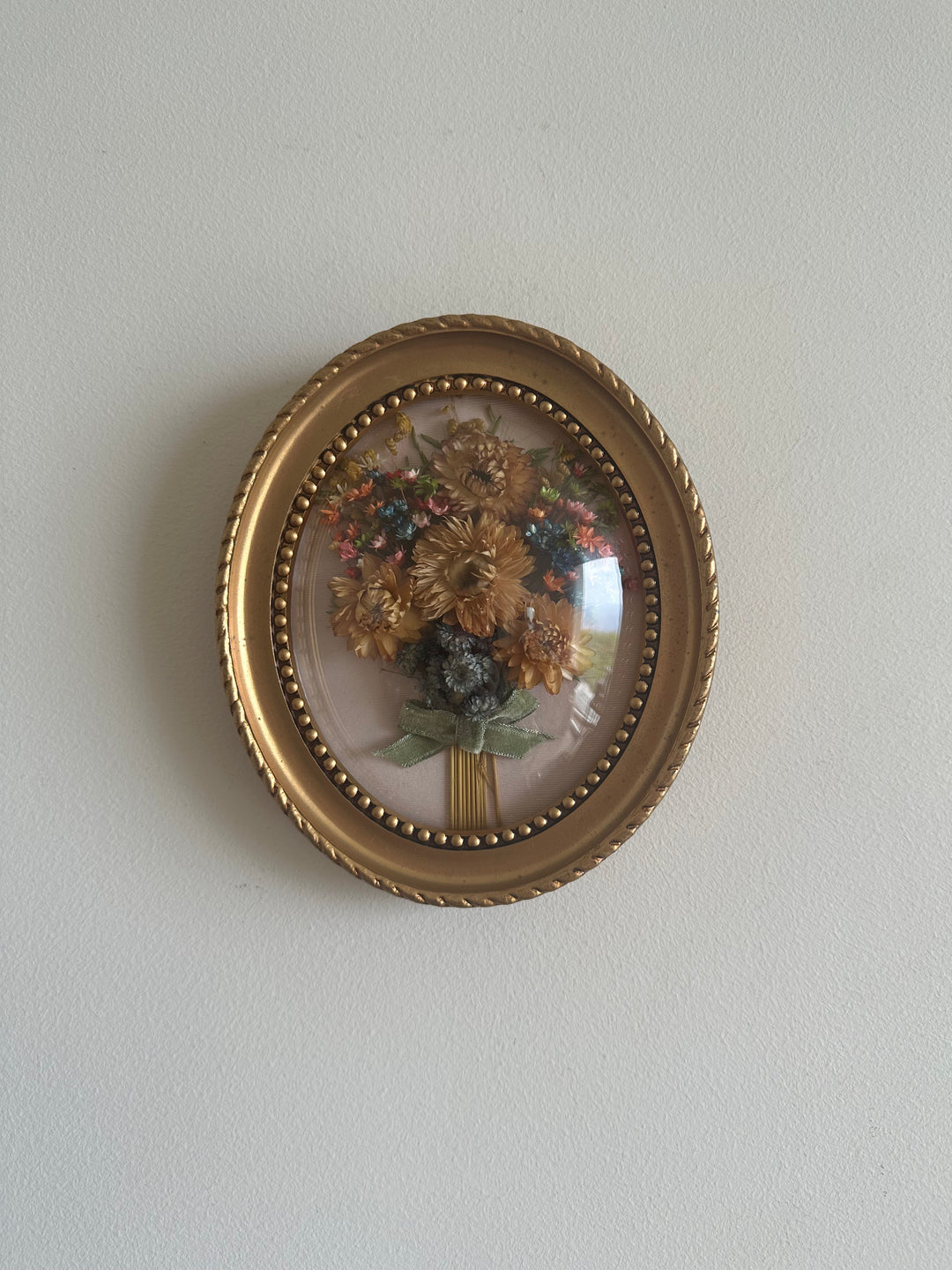 Bouquet de fleurs séchées encadré sous verre bombé