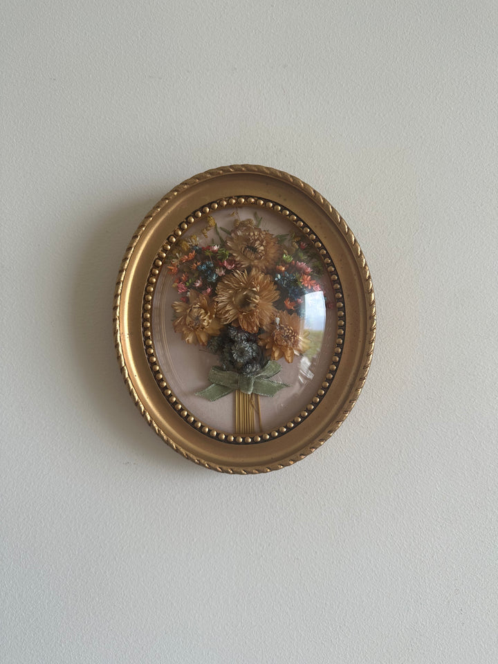 Bouquet de fleurs séchées encadré sous verre bombé