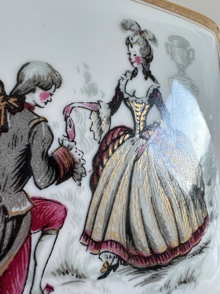 Boite en porcelaine Limoges sur pieds carrés motifs scène d'époque