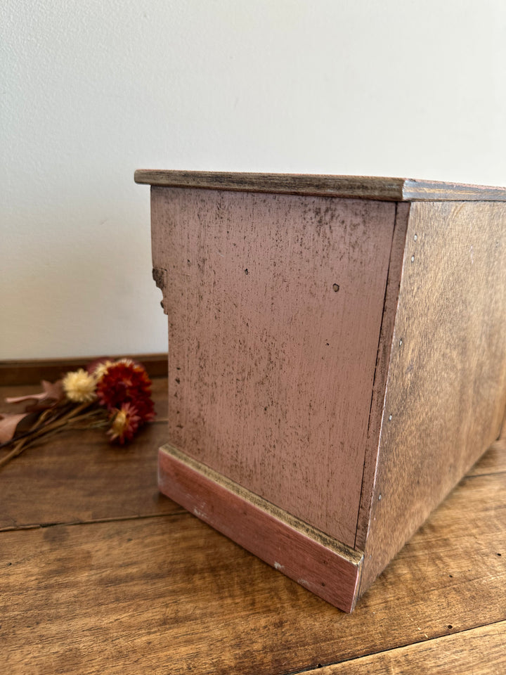 Coffre en bois artisanal peint en rose décoré de fleurs blanches