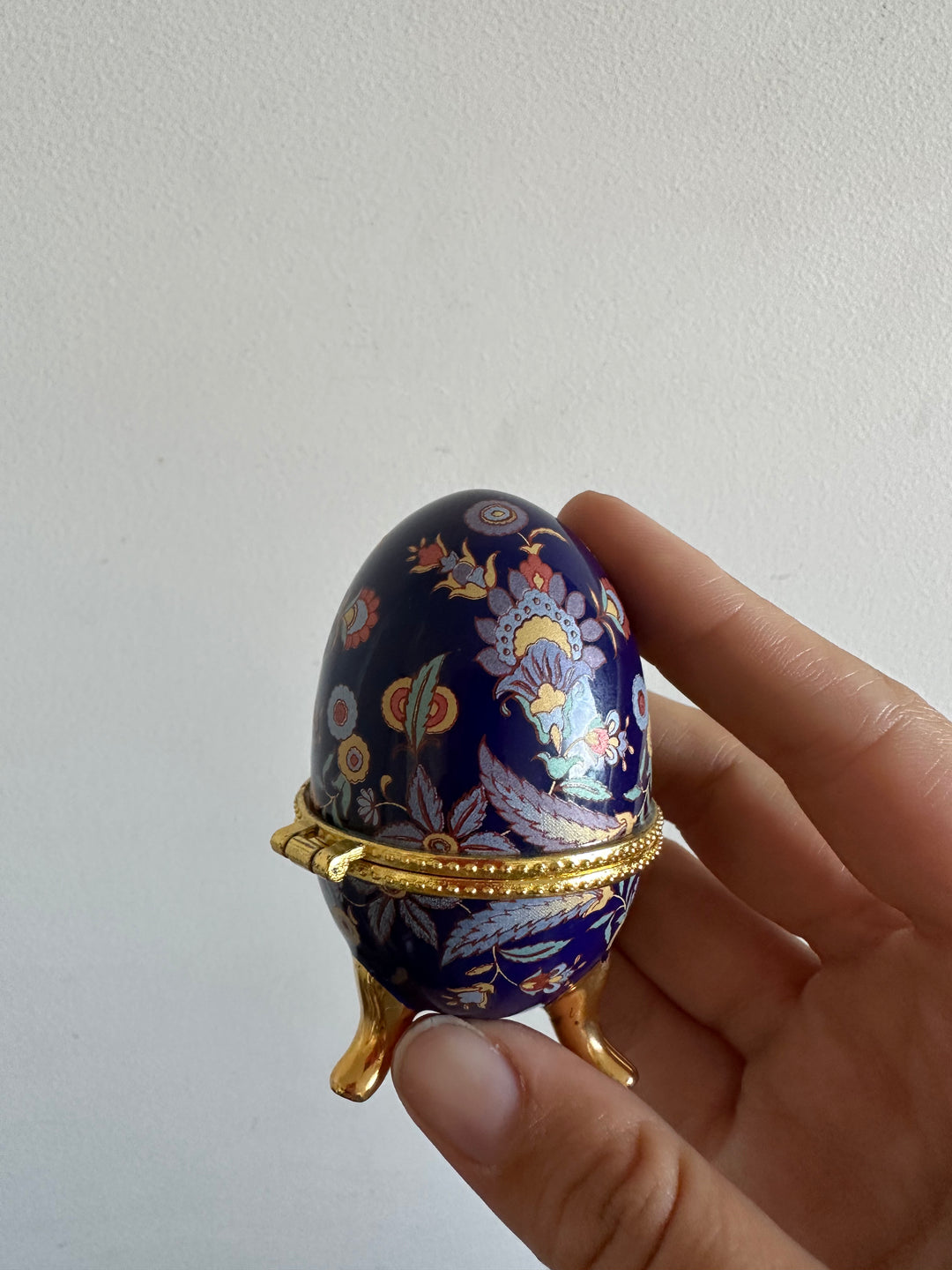 Oeuf en porcelaine sur pieds dorés