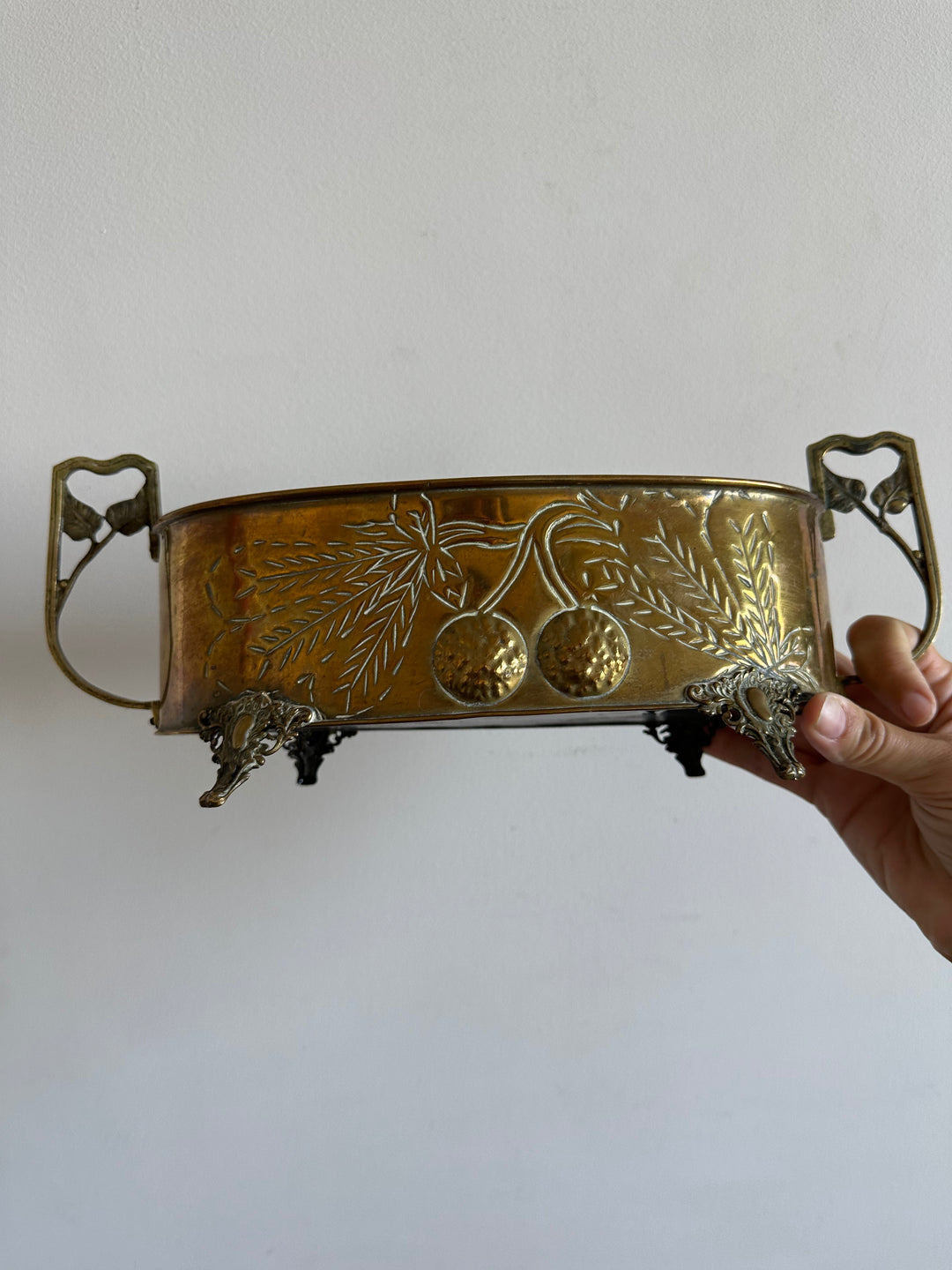 Jardinière en cuivre et laiton gravée sur pieds sculptés