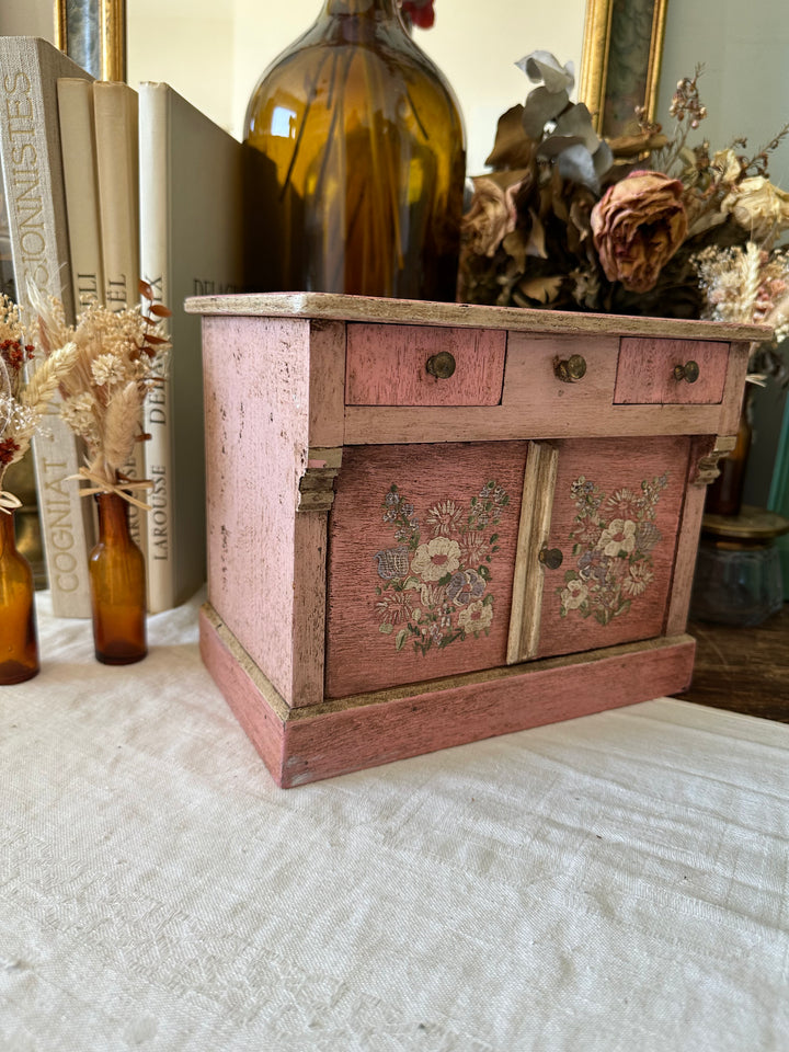 Coffre en bois artisanal peint en rose décoré de fleurs blanches
