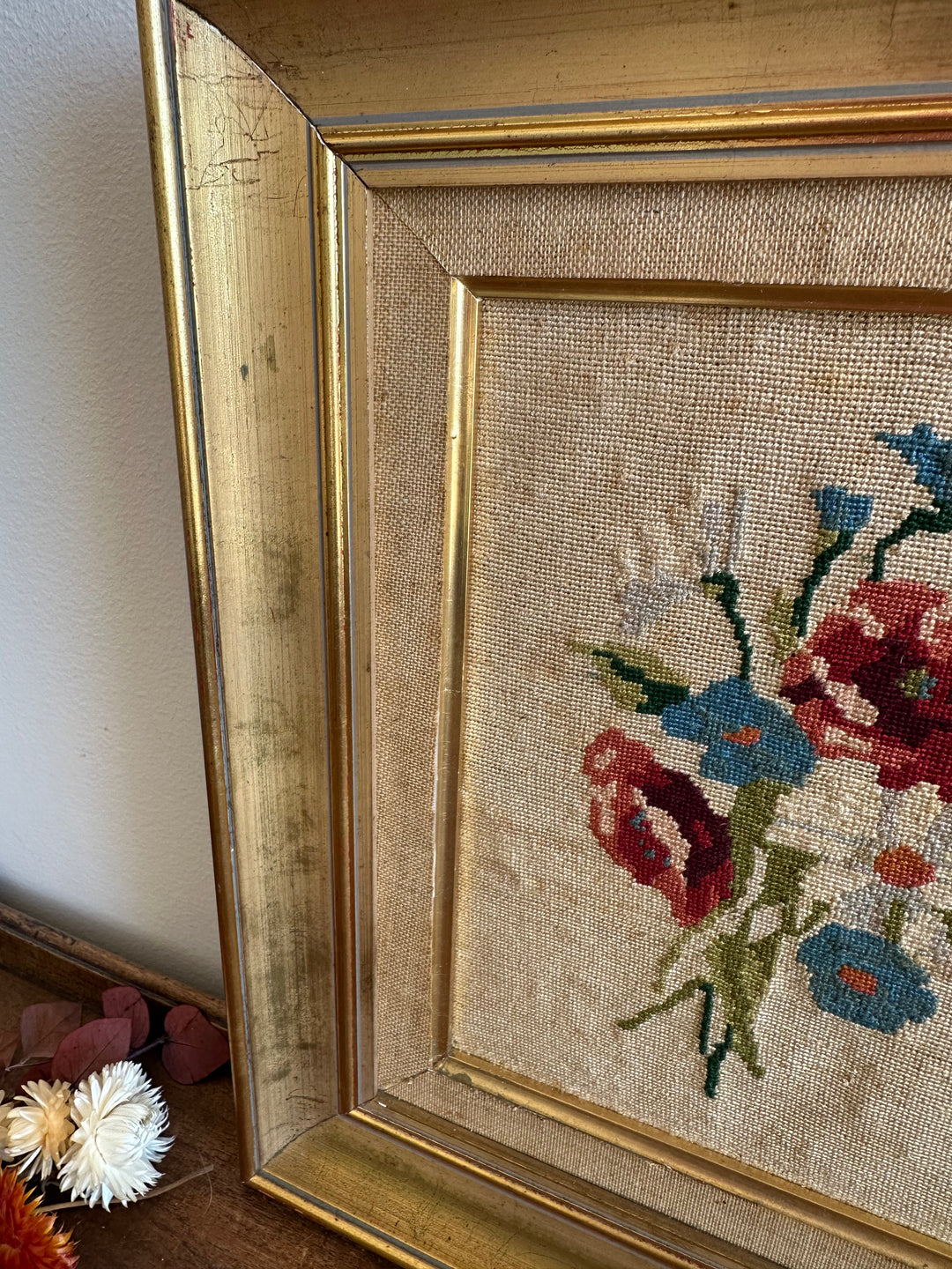 Broderie fleurs roses et bleues dans cadre doré début XX ème