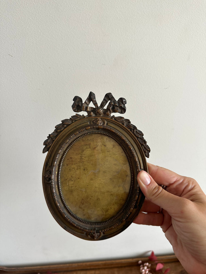 Cadre photo Napoléon III rond en bronze noeud sur fronton