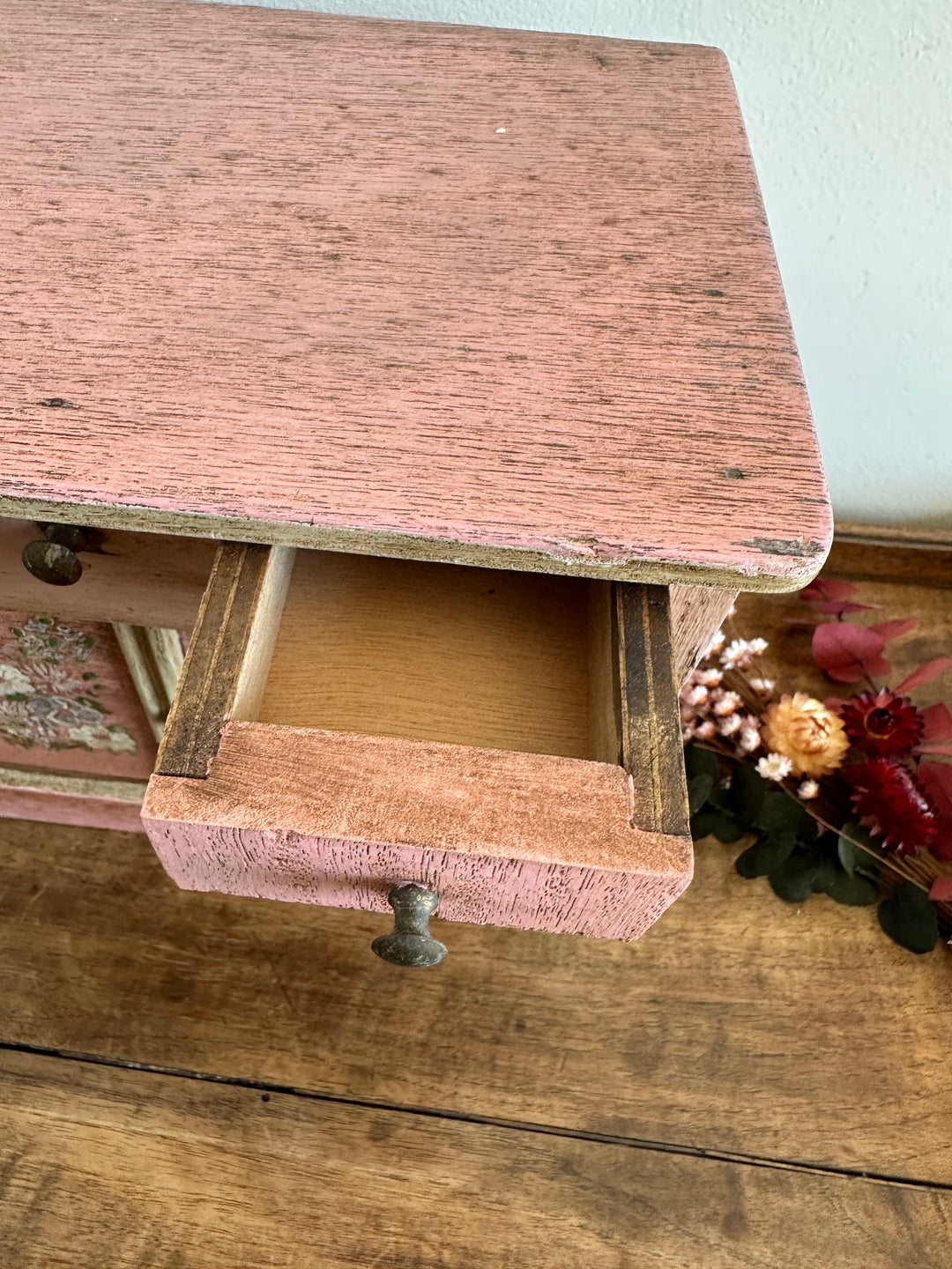 Coffre en bois artisanal peint en rose décoré de fleurs blanches