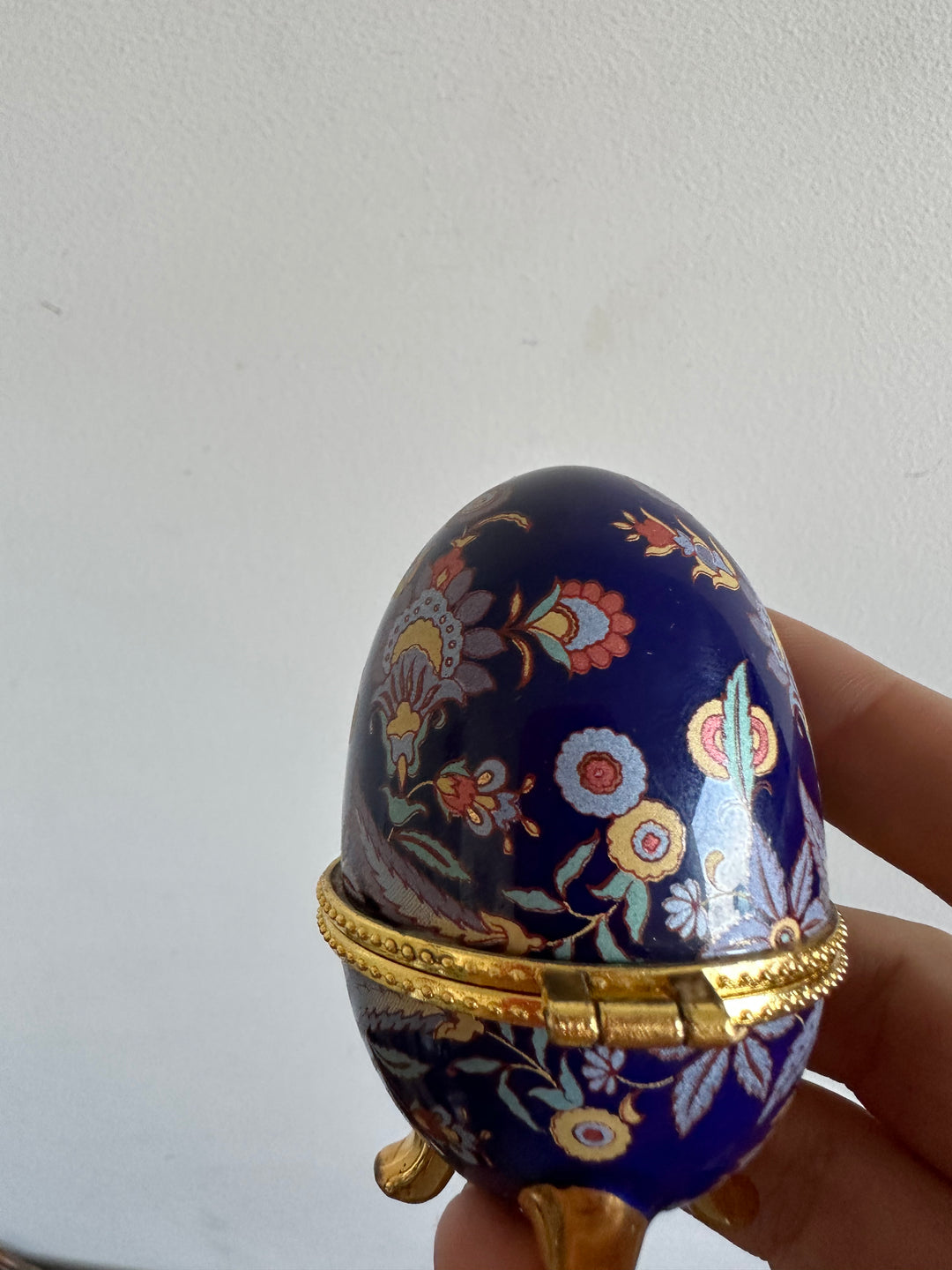 Oeuf en porcelaine sur pieds dorés