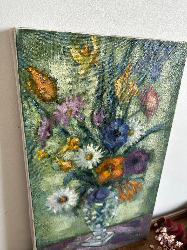 Bouquet de fleurs sur toile fond vert et table violette