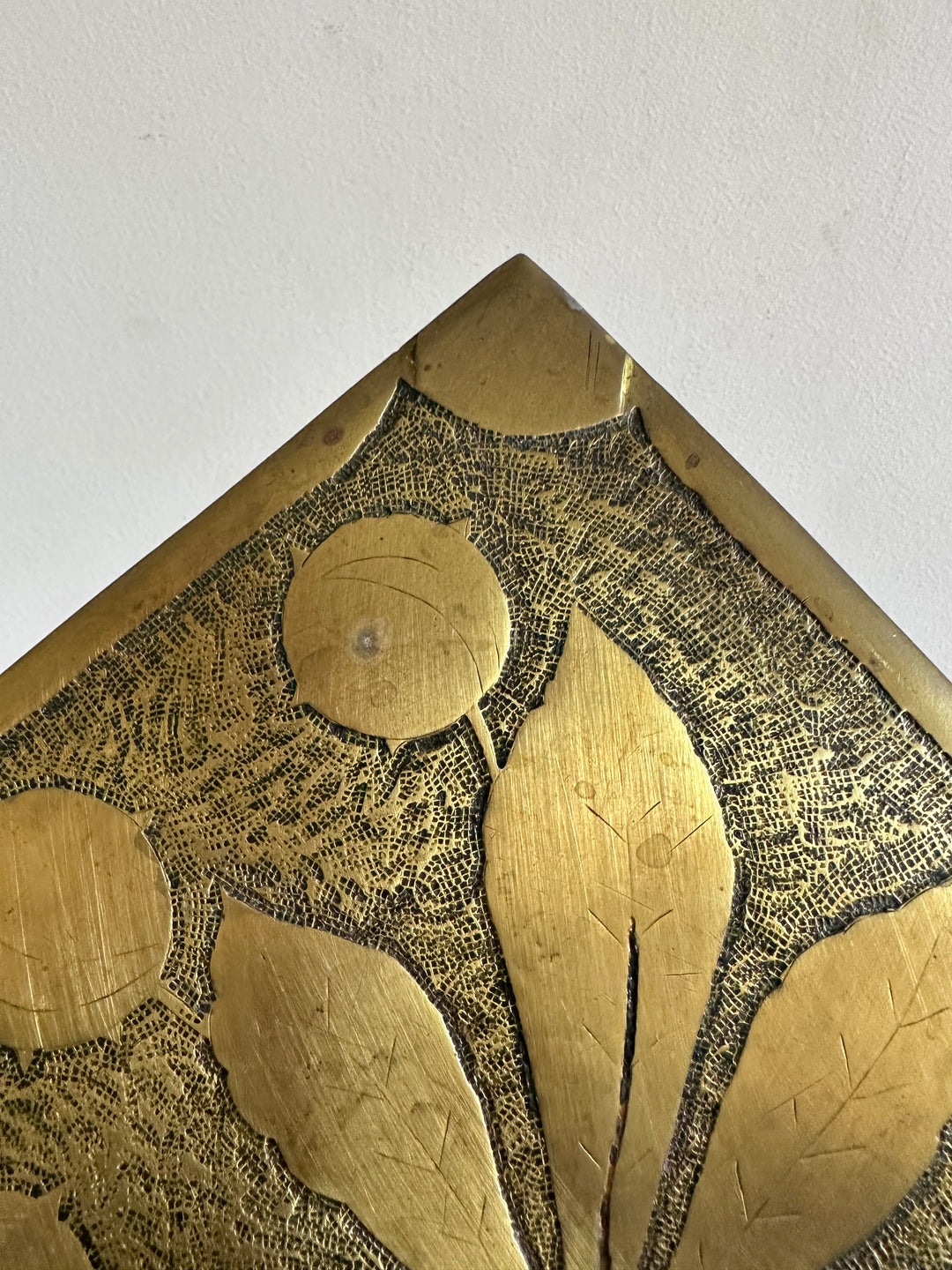 Dessous de plat signé AF en laiton motifs feuilles