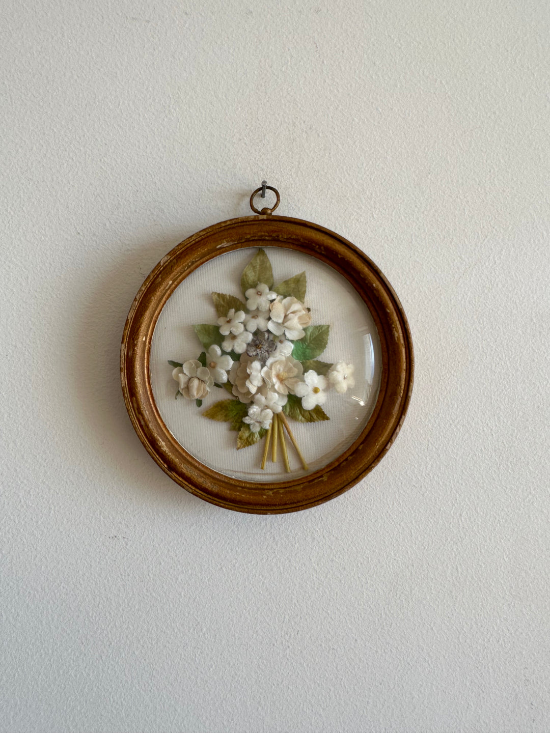 Fleurs en tissu sous verre bombé fond blanc cadre en bois doré