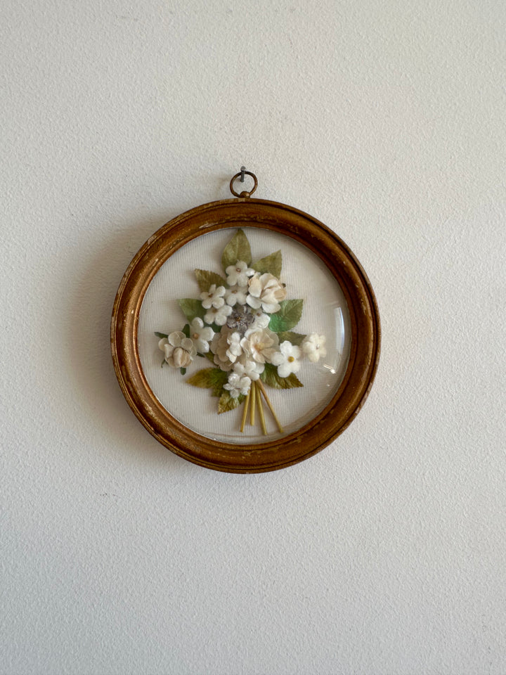 Fleurs en tissu sous verre bombé fond blanc cadre en bois doré