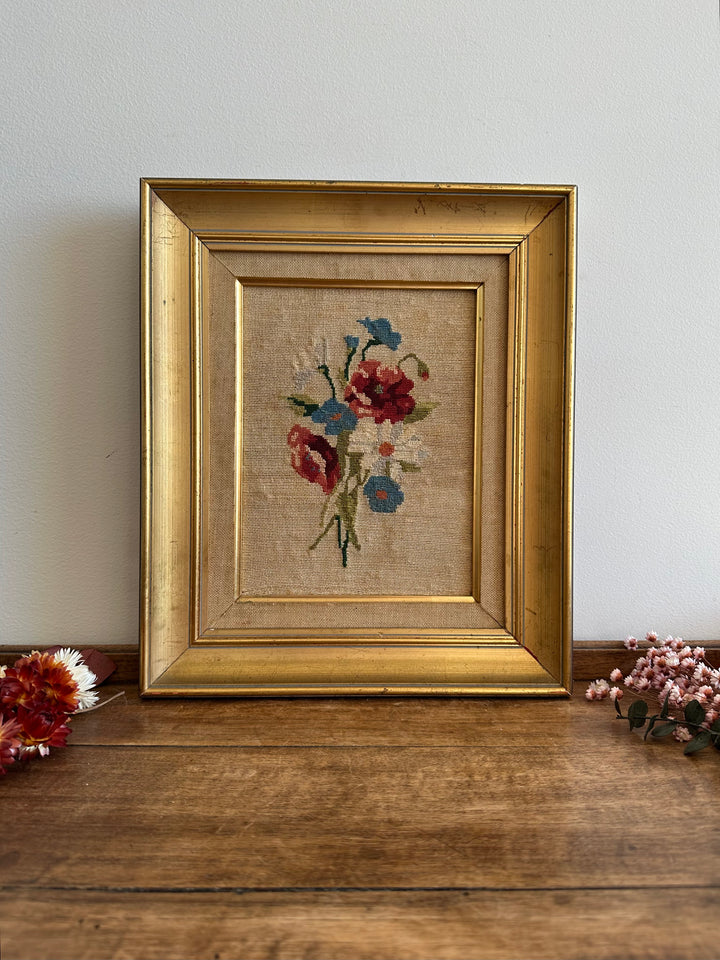 Broderie fleurs roses et bleues dans cadre doré début XX ème