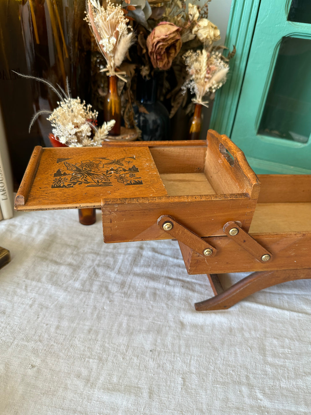 Travailleuse de table en bois avec gravures décoratives