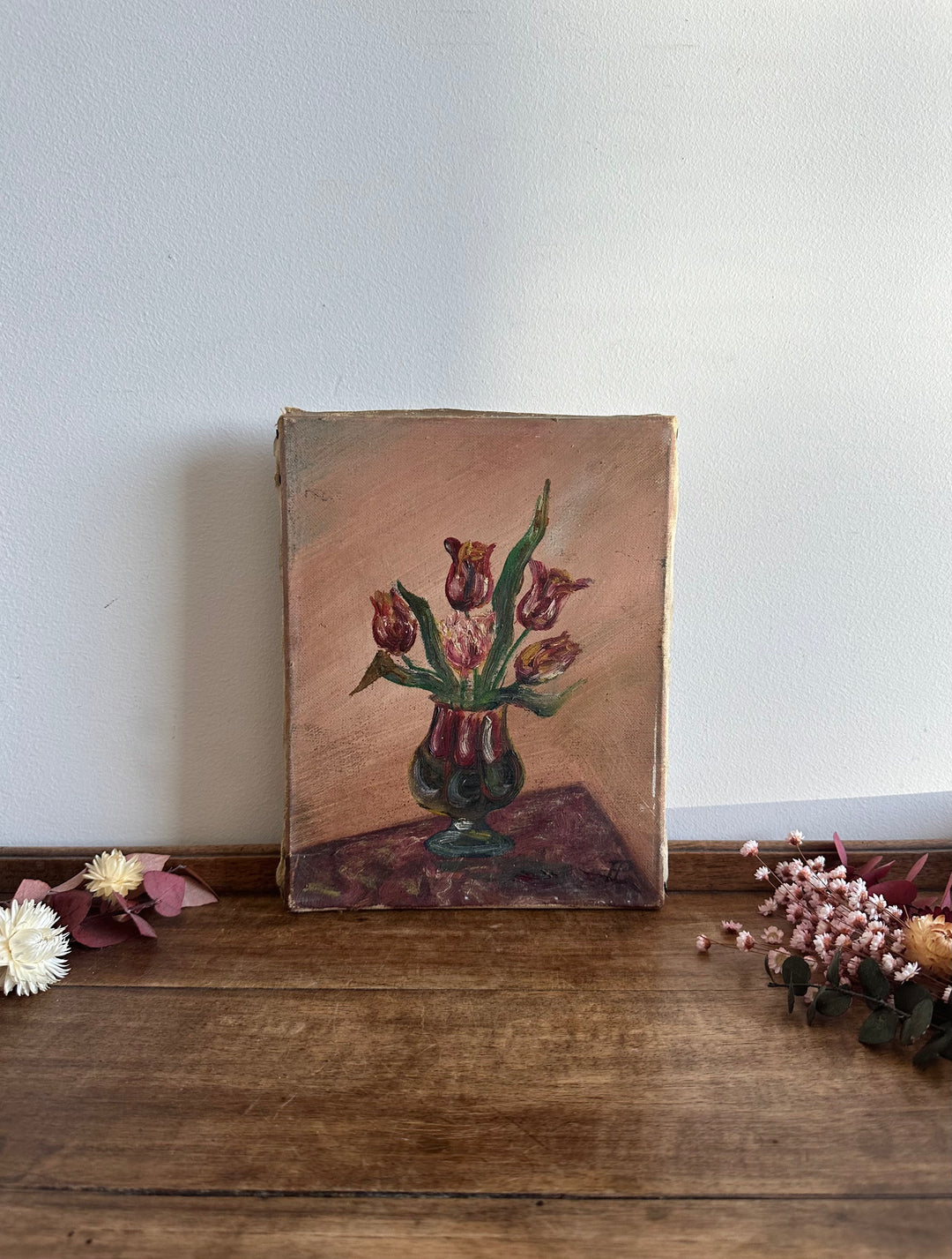 Bouquet de tulipes roses et rouges dans un vase sur fond vieux rose