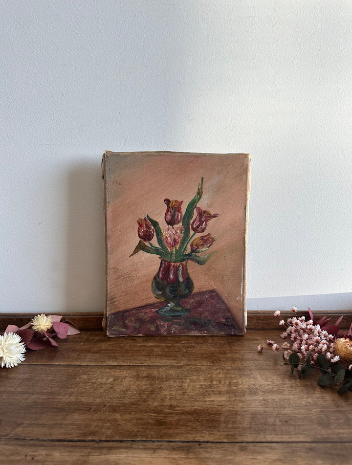 Bouquet de tulipes roses et rouges dans un vase sur fond vieux rose