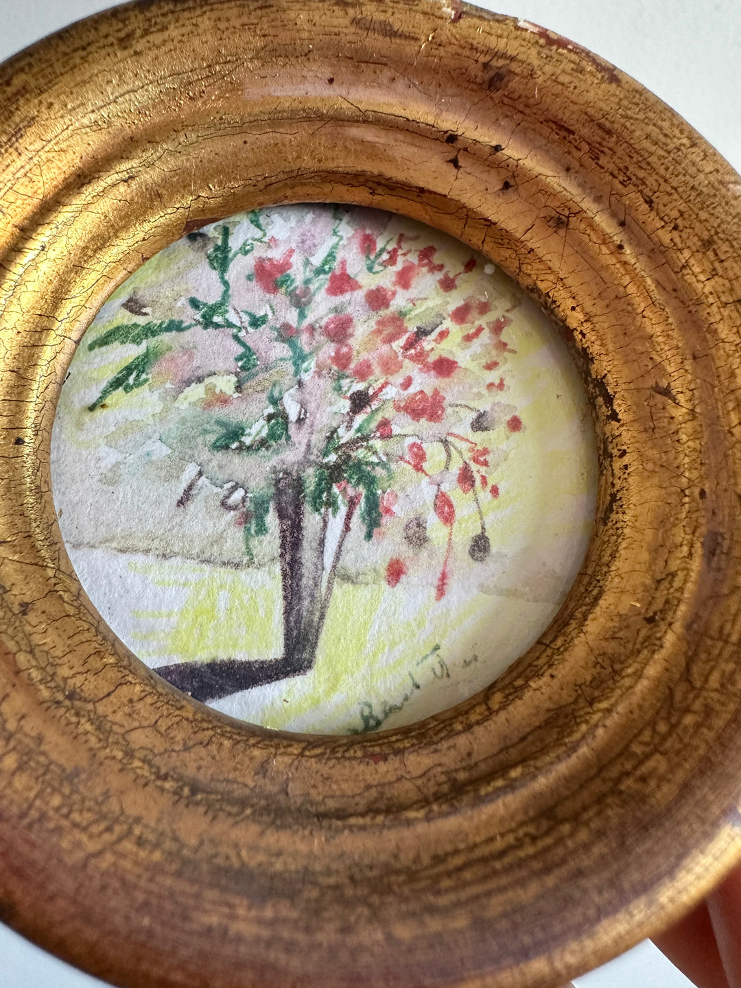 Peinture signée dans cadre en bois doré à la feuille taille XS