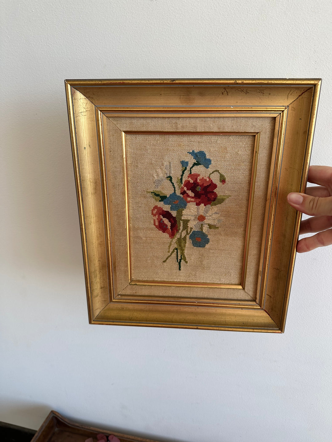 Broderie fleurs roses et bleues dans cadre doré début XX ème