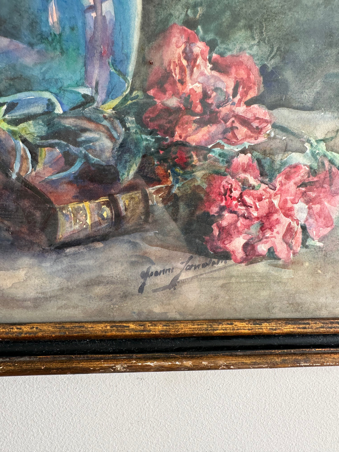 Peinture fleurs roses sur fond bleu cadre en bois bleu et or
