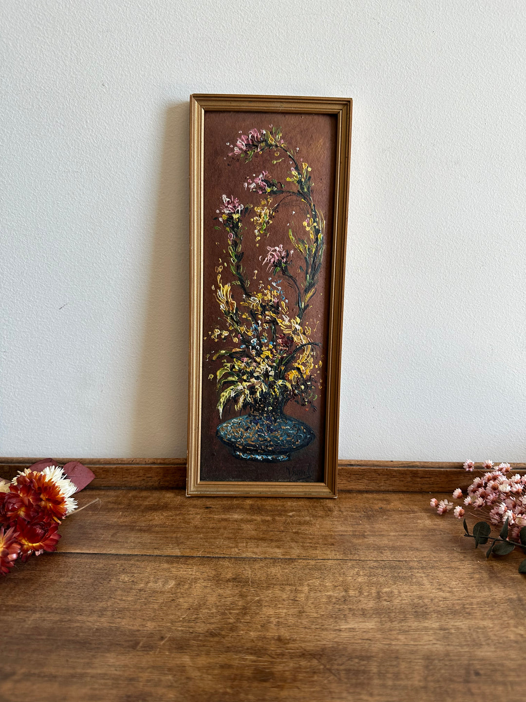 Peinture signée fleurs grimpantes dans vase bleu nuit fond marron