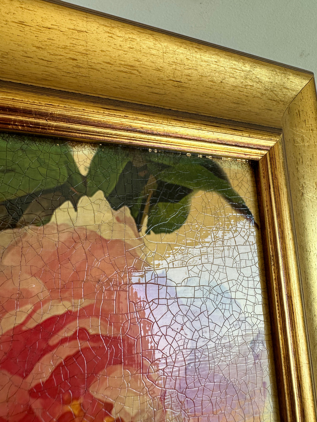 Toile marouflée sur bois représentant une rose dans son cadre épais doré