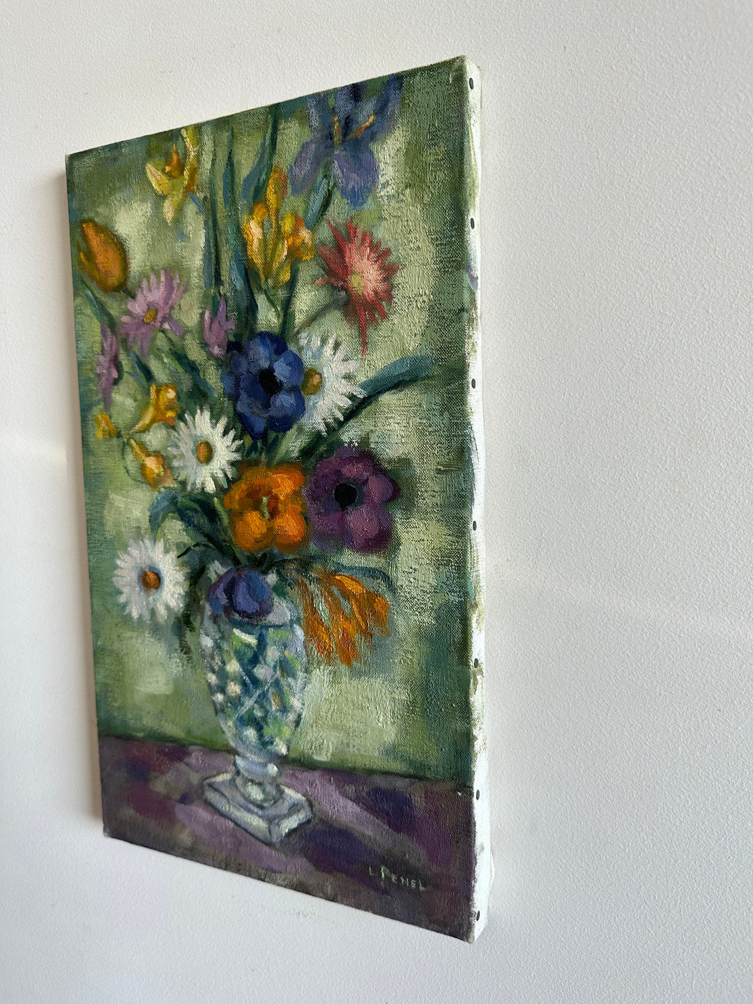Bouquet de fleurs sur toile fond vert et table violette