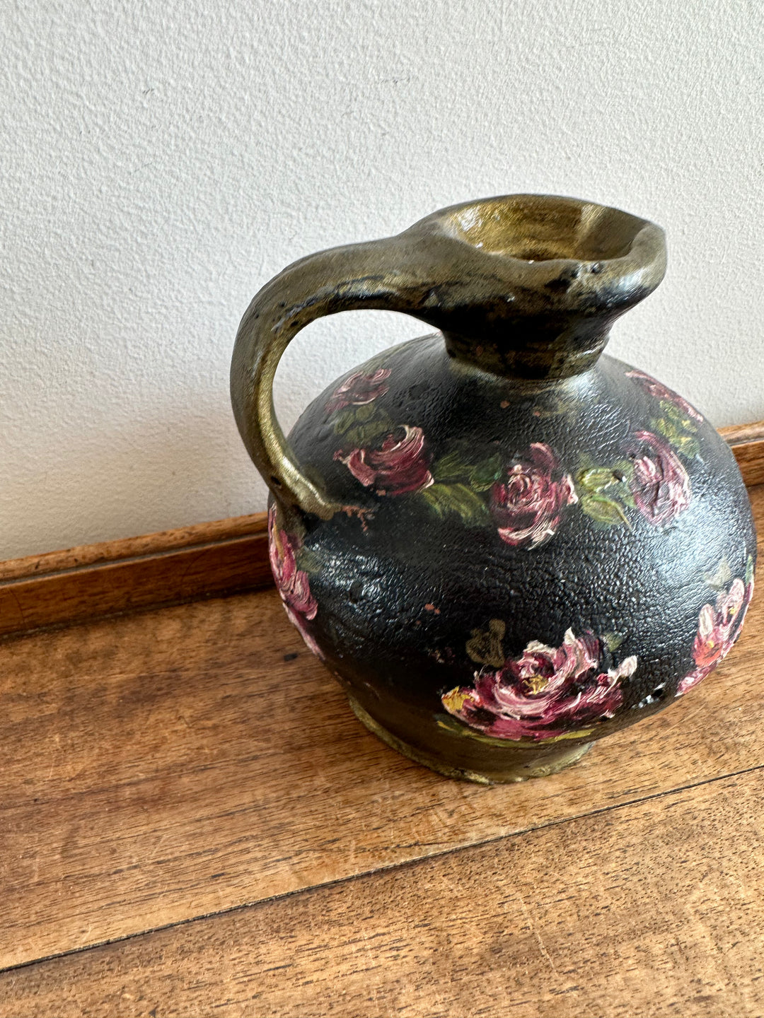 Pichet en terre cuite peint à la main