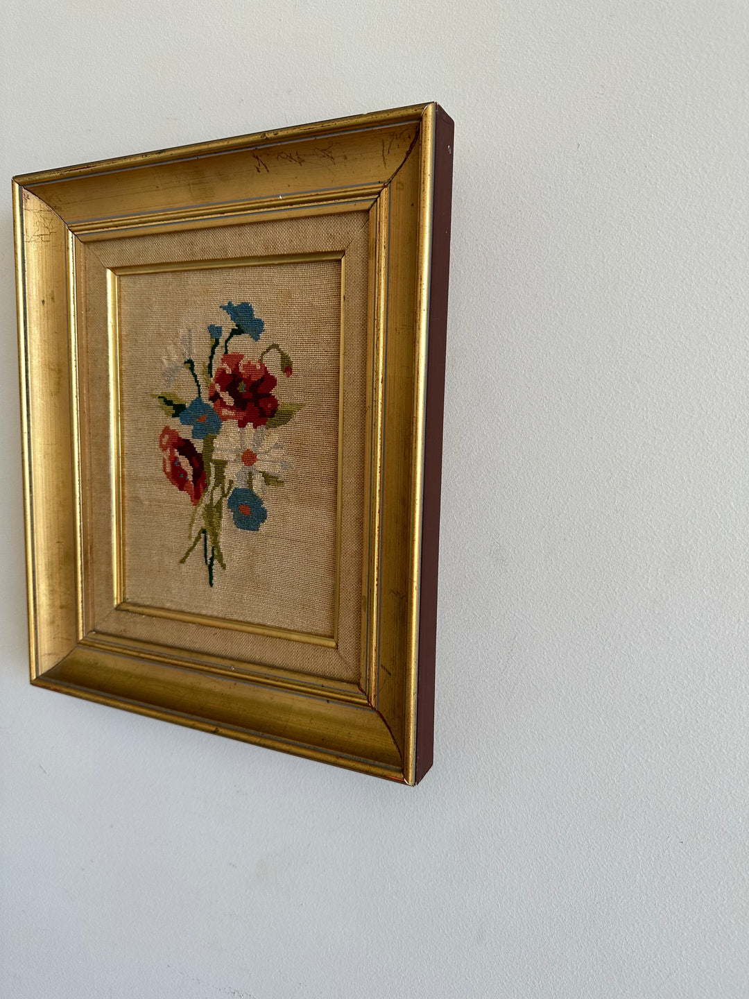 Broderie fleurs roses et bleues dans cadre doré début XX ème