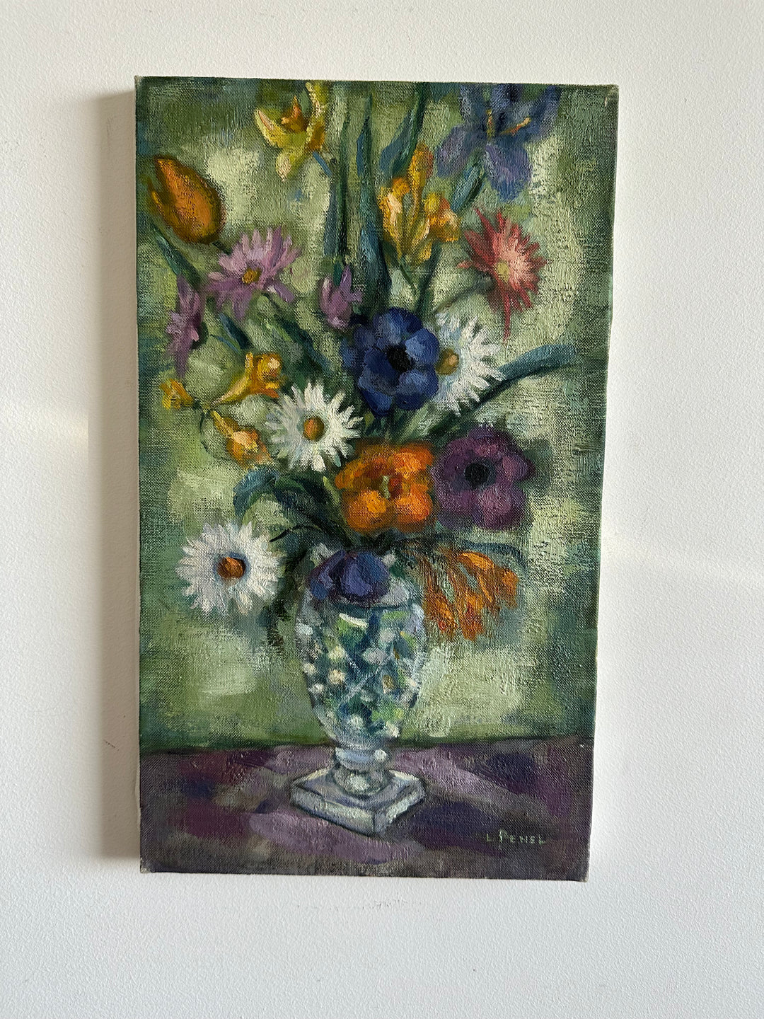 Bouquet de fleurs sur toile fond vert et table violette