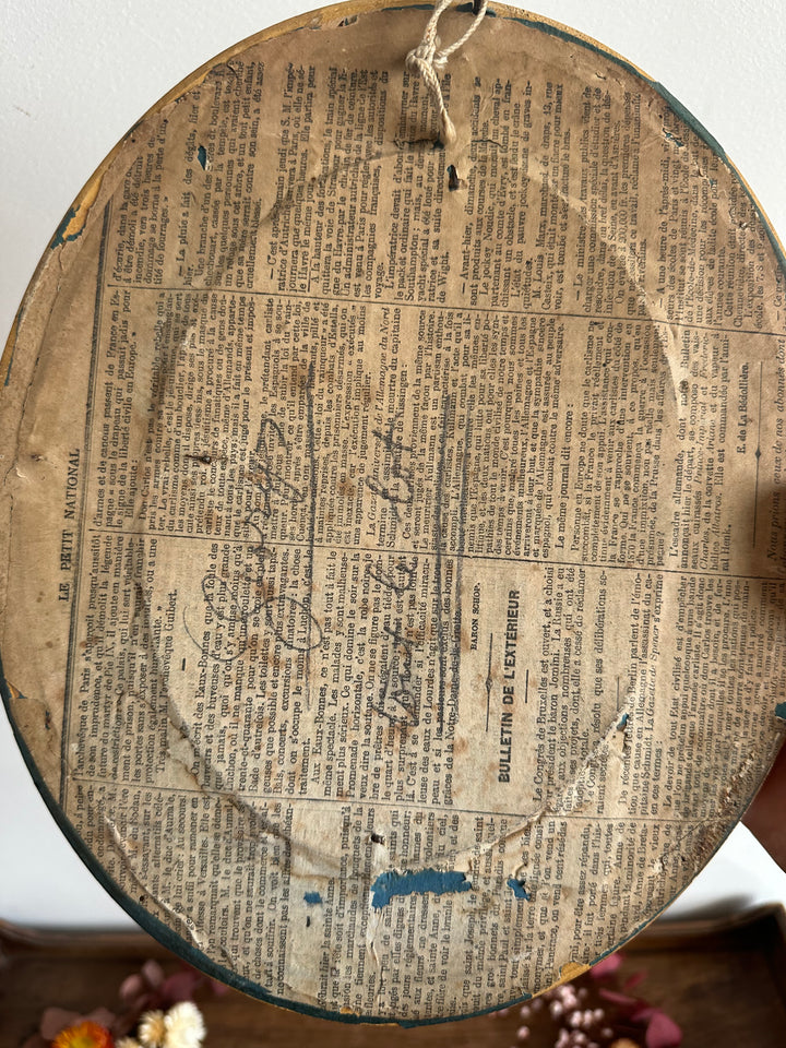 Portrait jeune femme assise dans son cadre doré à la feuille d'or.